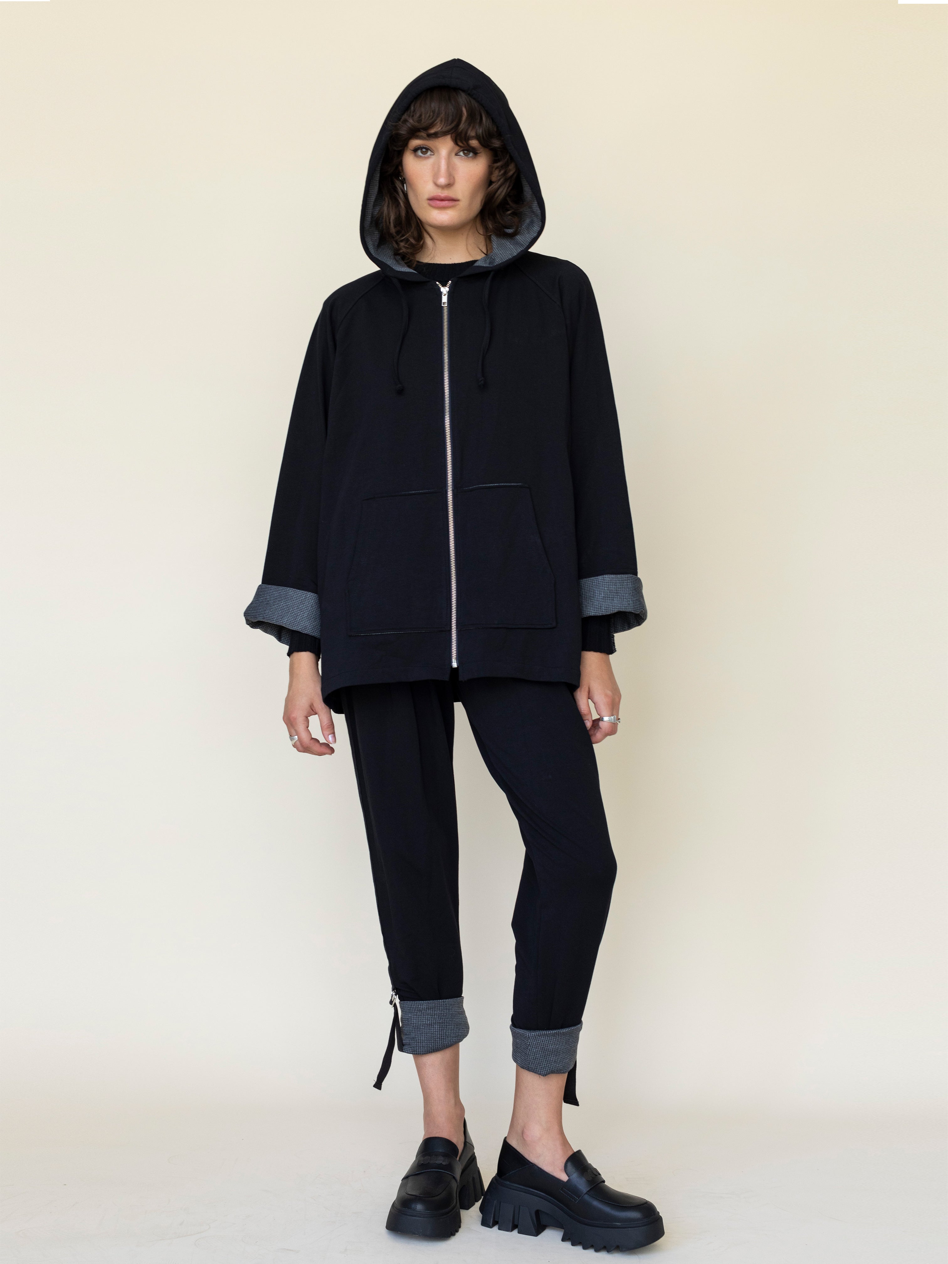 Contrast Fabric Cuff Sleeve Sweatshirt in Black